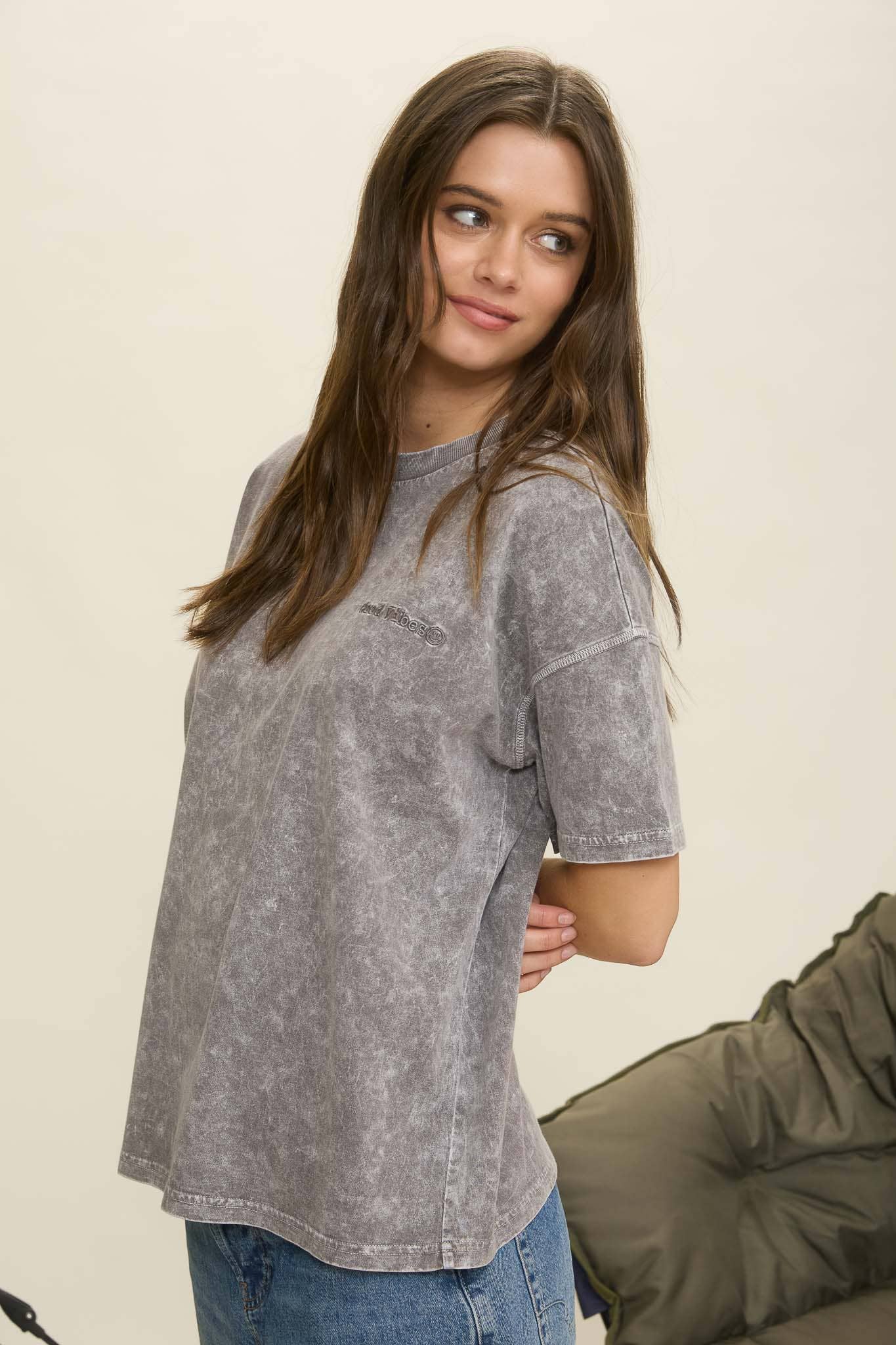 WASHED GOOD VIBES EMBROIDERY SHORT SLEEVE KNIT TOP