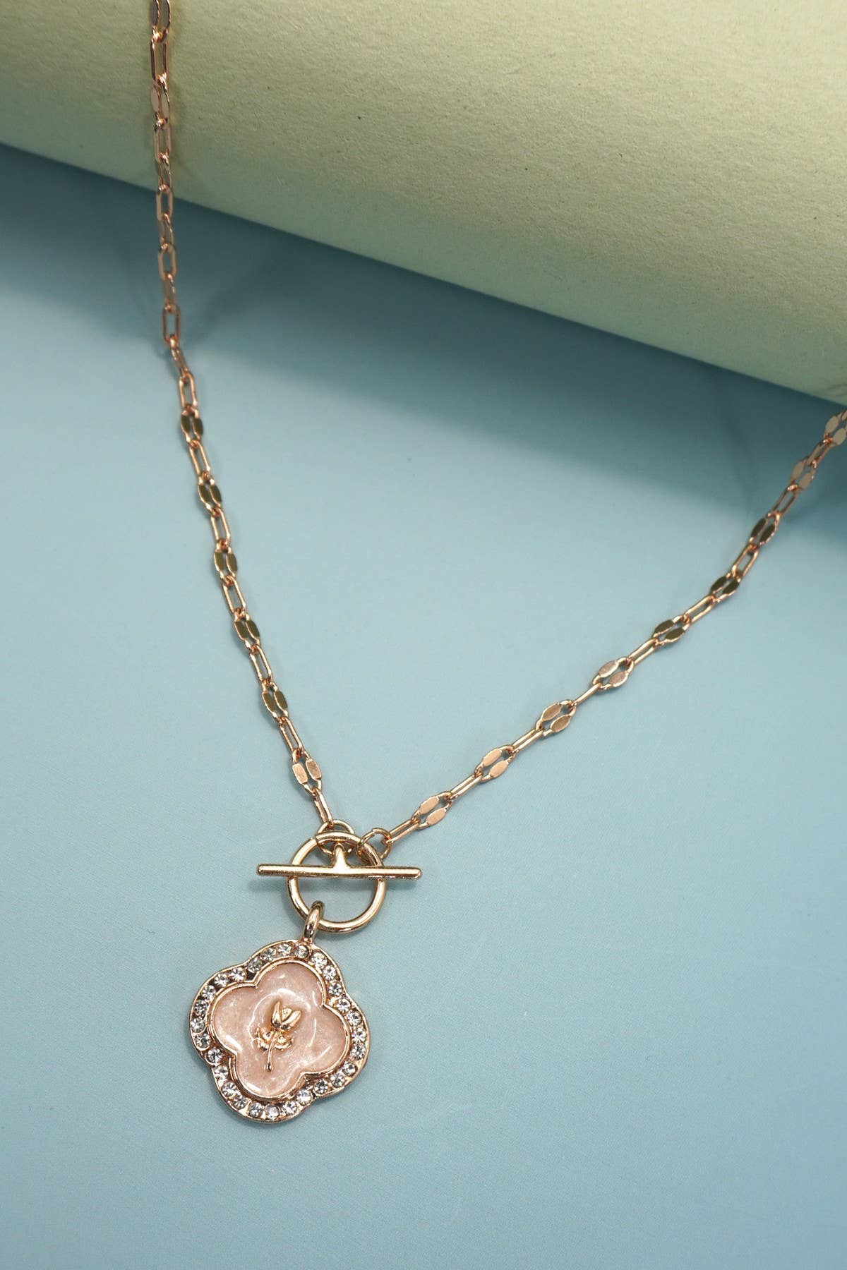 RHINESTONE ROSE FLOWER PEARL CHARM TOGGLE NECKLACE | 80N9201